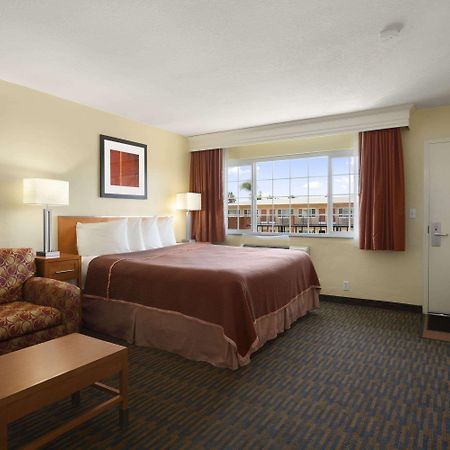 Howard Johnson By Wyndham San Diego Sea World Екстериор снимка