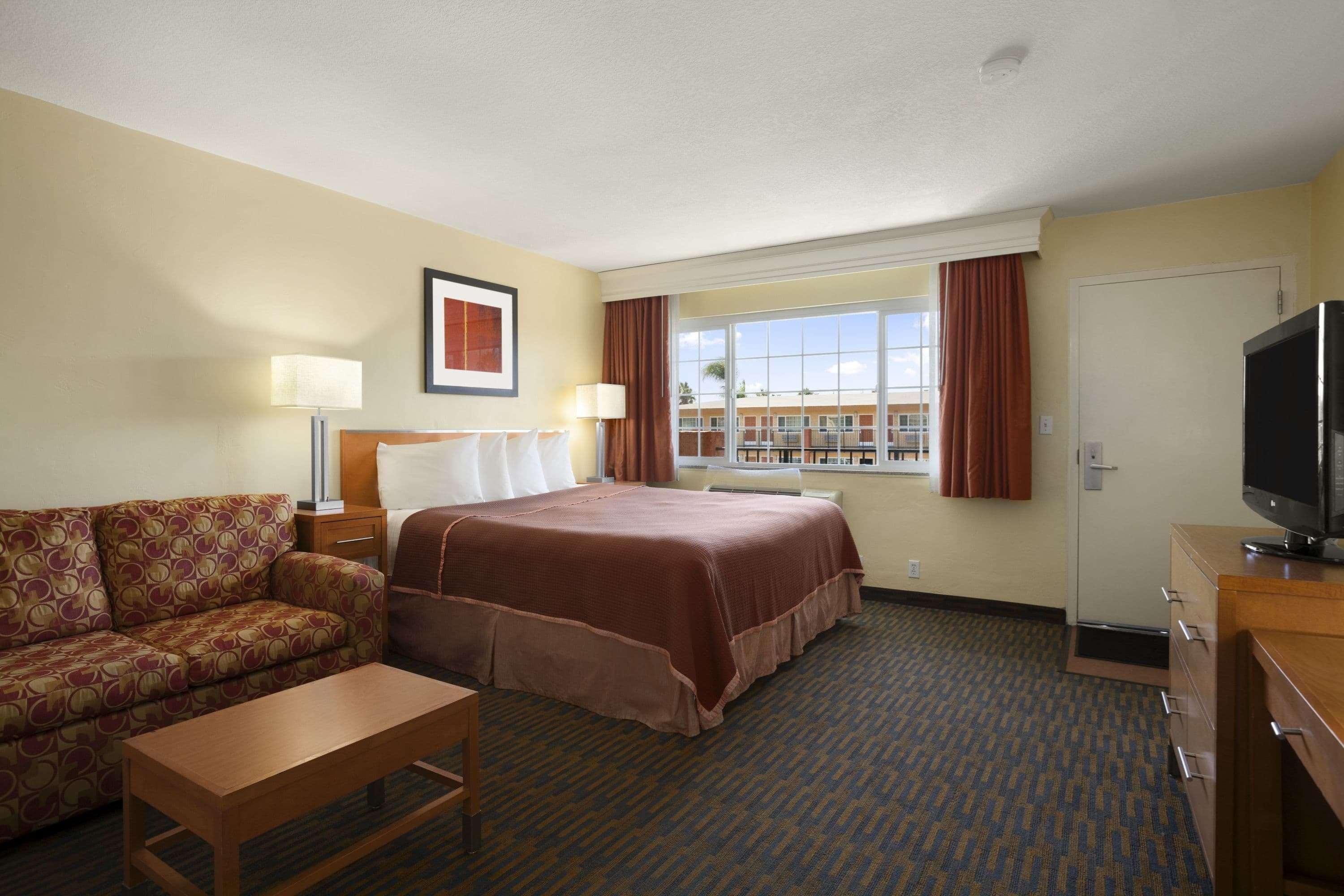 Howard Johnson By Wyndham San Diego Sea World Екстериор снимка