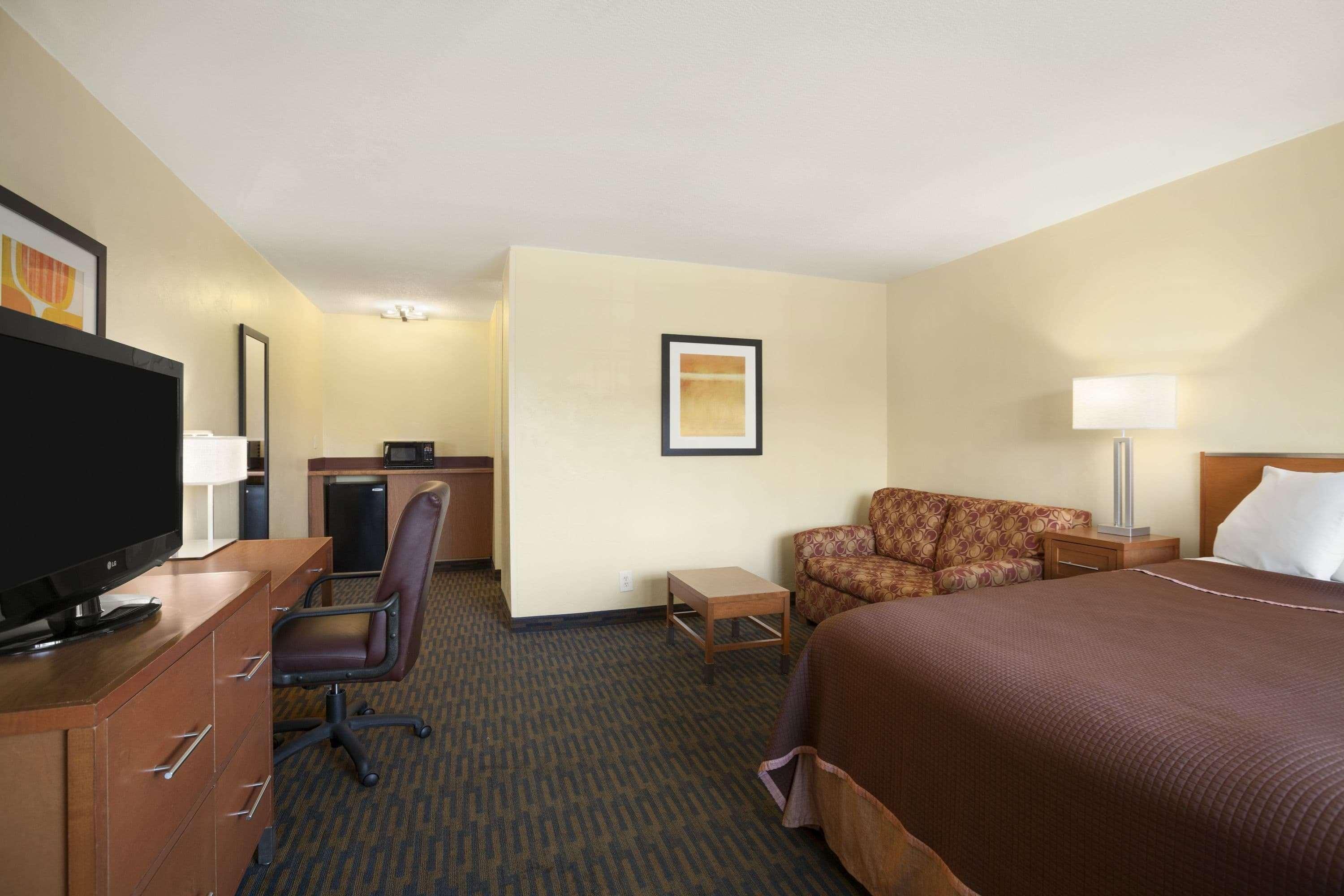 Howard Johnson By Wyndham San Diego Sea World Екстериор снимка