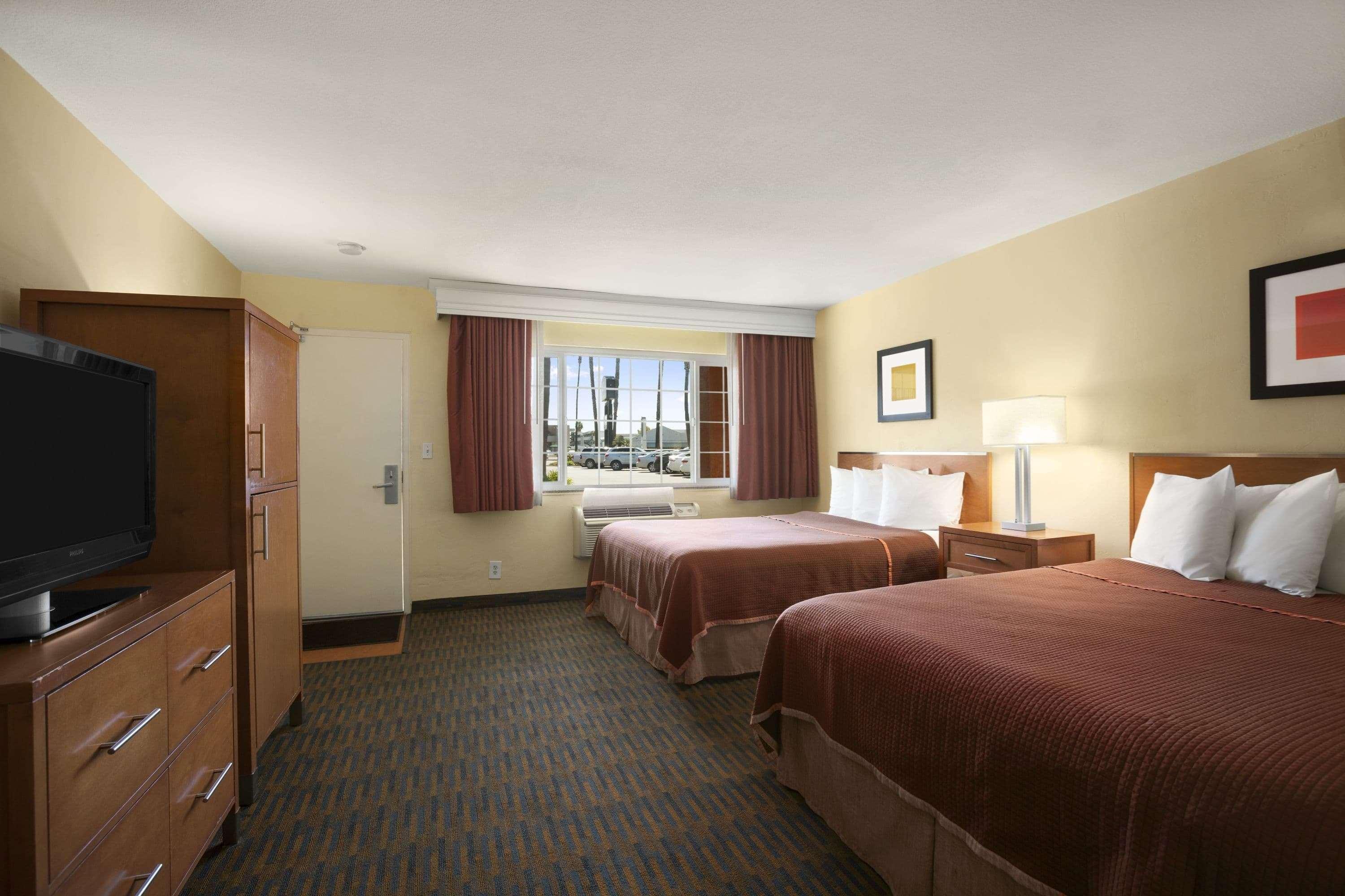 Howard Johnson By Wyndham San Diego Sea World Екстериор снимка