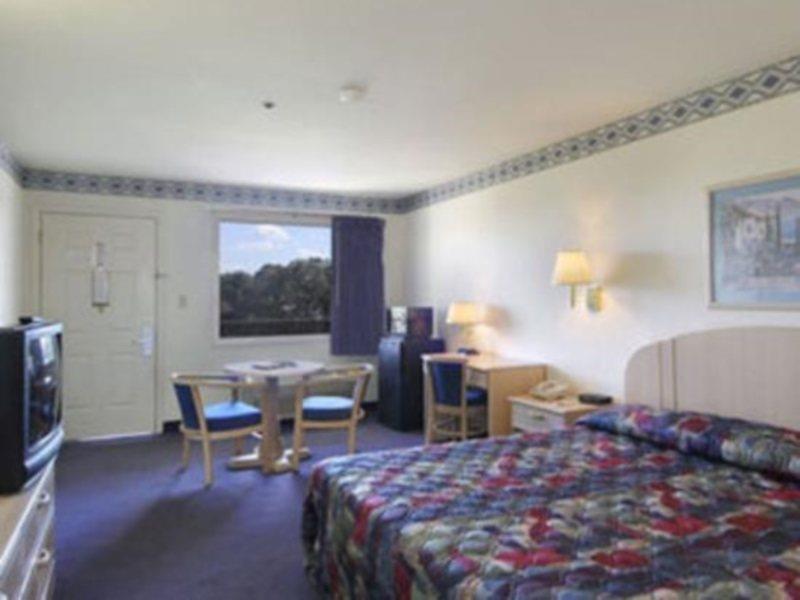 Howard Johnson By Wyndham San Diego Sea World Екстериор снимка